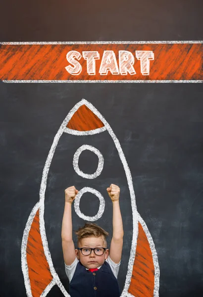 Retrato Joven Empresario Con Cohete Éxito Creatividad Concepto Puesta Marcha — Foto de Stock