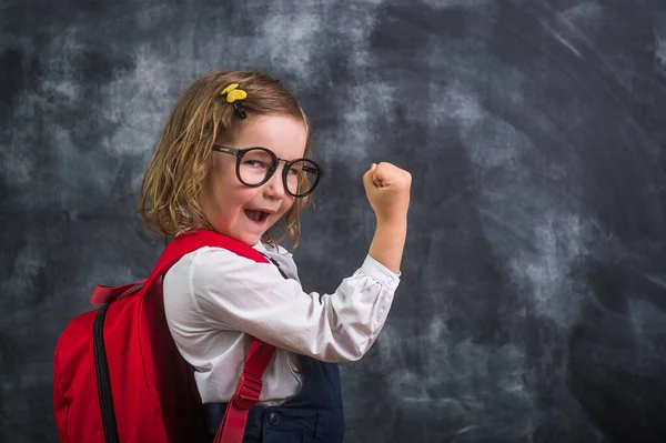 Linda Menina Inteligente Mostrando Músculos Poder Volta Escola Criança Óculos — Fotografia de Stock