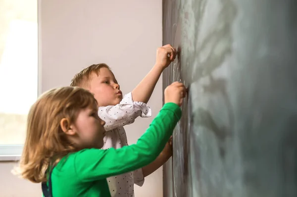 Niños Felices Escriben Con Tiza Pizarra Regreso Escuela —  Fotos de Stock