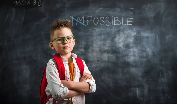 Niño Muy Confidente Con Posibles Palabras Imposibles Una Pizarra — Foto de Stock