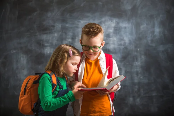 Deux Enfants Amusent Lire Livre Contre Tableau Noir Écoliers Garçon — Photo