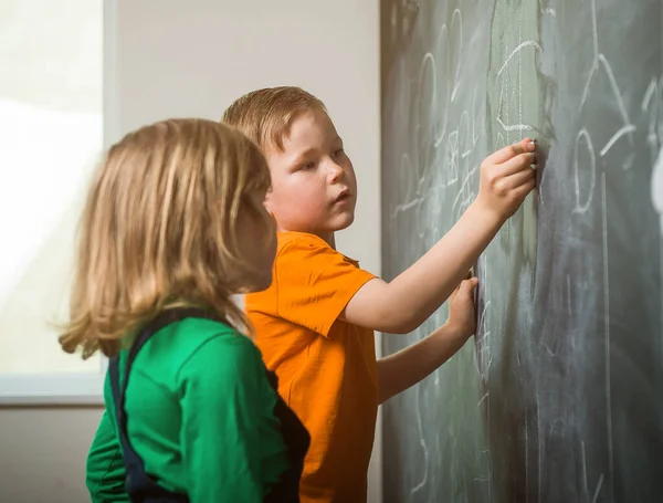 Παιδιά Αγόρι Και Κορίτσι Που Γράφουν Στον Πίνακα — Φωτογραφία Αρχείου
