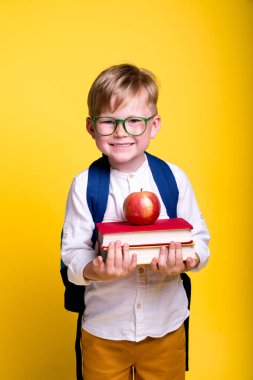 tapılası çocuk Whit kitap ve elma kafasında.