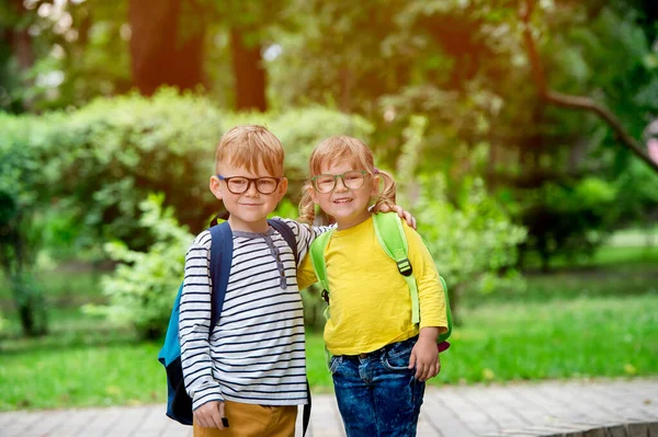 Kinder Die Zur Schule Gehen Jungen Und Mädchen Mit Büchern — Stockfoto