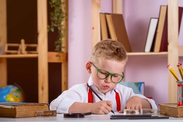 Niño Disfrutando Escritura Como Parte Tarea Aire Libre Regreso Escuela —  Fotos de Stock