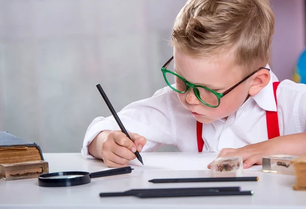 Niño Disfrutando Escritura Como Parte Tarea Aire Libre Mano Con —  Fotos de Stock