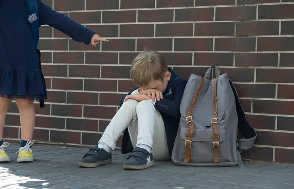 Školní Tyran Chlapec Sedí Zdi Brečí Kvůli Šikaně — Stock fotografie