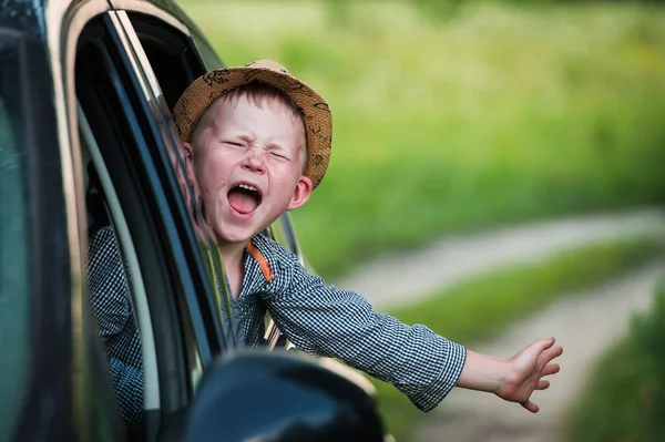 Junge Steckt Kopf Aus Autofenster Kind Sitzt Auf Sicherheitssitz Und — Stockfoto