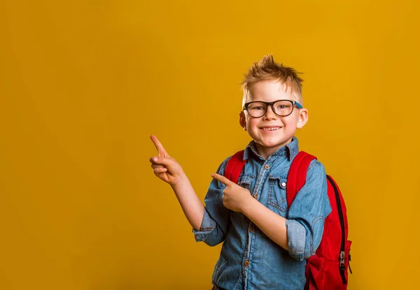 Volta Escola Engraçado Menino Óculos Apontando Para Cima Quadro Negro — Fotografia de Stock