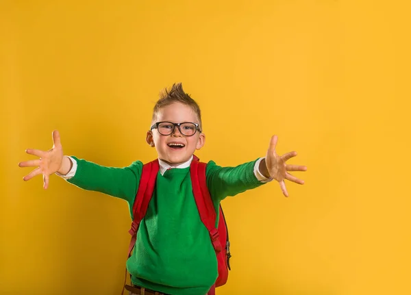 幸せな男の子の肖像画抱擁のように彼の腕を開く 抱擁する手を開いてください 学校に戻る — ストック写真