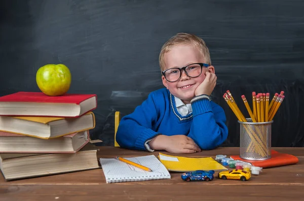 Gracioso Niño Pequeño Sentado Escritorio Con Pila Libros Manzana Volver —  Fotos de Stock