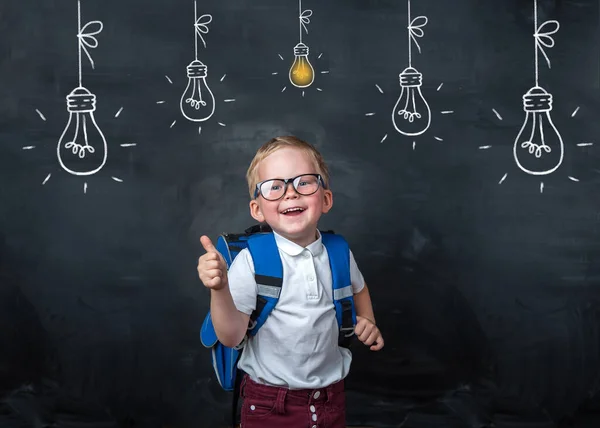 Πίσω Στο Σχολείο Αστείο Αγοράκι Γυαλιά Δείχνει Στον Πίνακα Παιδί — Φωτογραφία Αρχείου