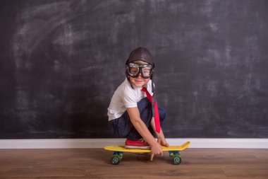 Pilot kasklı çocuk. Evde oynayan bir çocuk. Başarı, hayal gücü ve yenilik teknolojisi konsepti. İşadamı başlat.