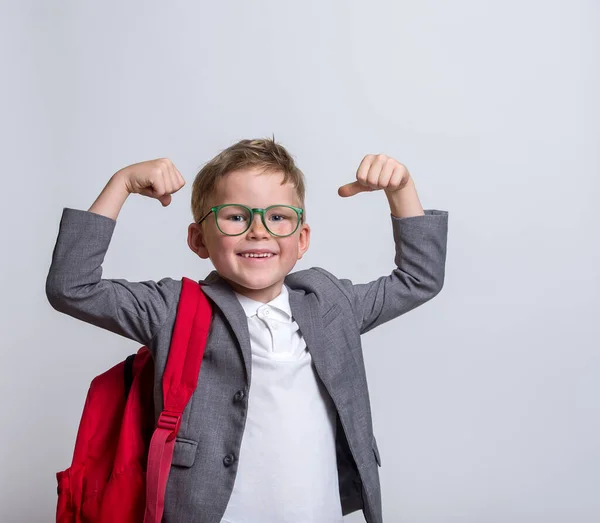 Menino Bonito Uniforme Escolar Óculos Vai Para Escola Pela Primeira — Fotografia de Stock