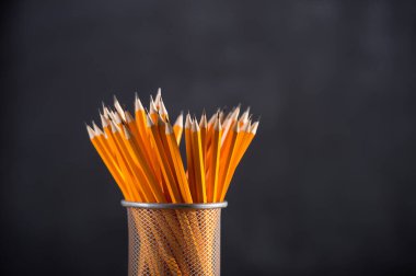 Eğitim kavramı ya da siyah arka plan üzerine okula dönüş