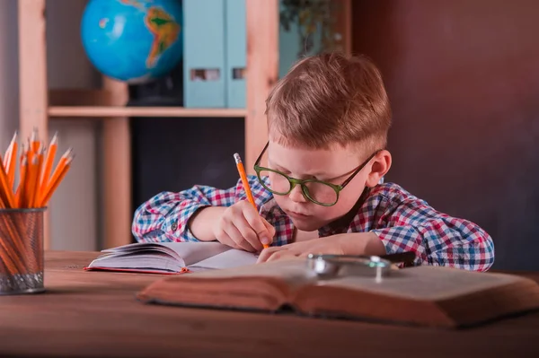 Niño Pequeño Escribiendo Con Lápiz Mano Como Parte Tarea — Foto de Stock