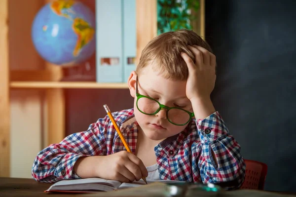 Young Schoolboy Searching Answers Sitting His Desk Classroom Staring Air — Stock Photo, Image