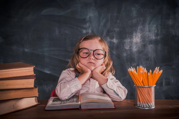 Düşünen çocuk. Okul çocuğu ödevlerini yazıyor ve okuyor. Kalem konusunda küçük dahi çocuk. Okula dönelim. Instagram filtresi — Stok fotoğraf