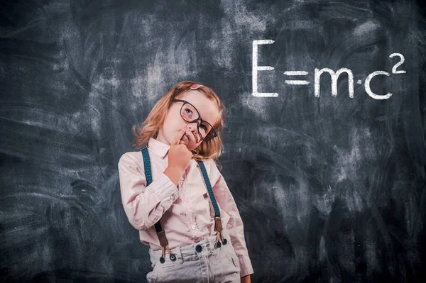 Lustiges kleines Kind in Brille überrascht. Nahaufnahme Foto. zurück zur Schule. Genie. Neue Generation. Mathematik — Stockfoto