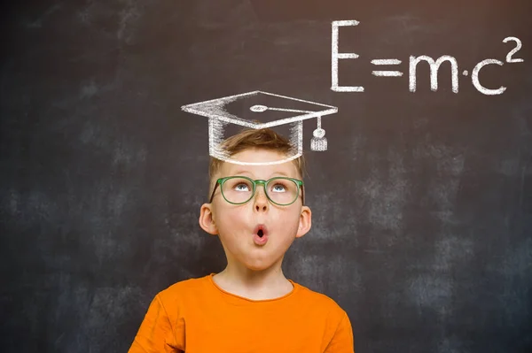 Pequeño Genio Chico Con Gorra Graciosa Contra Pizarra Regreso Escuela —  Fotos de Stock