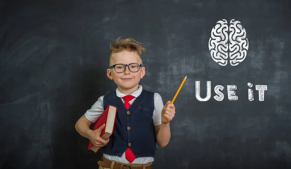 Retrato Criança Apontando Para Cérebro Génio Volta Escola — Fotografia de Stock
