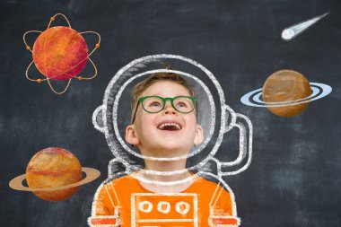 Çocuk hayalleri. Çocuk astronot olmak için oynuyor. Eğitim. Gözlüklü küçük çocuk pilot olmayı hayal ediyor..