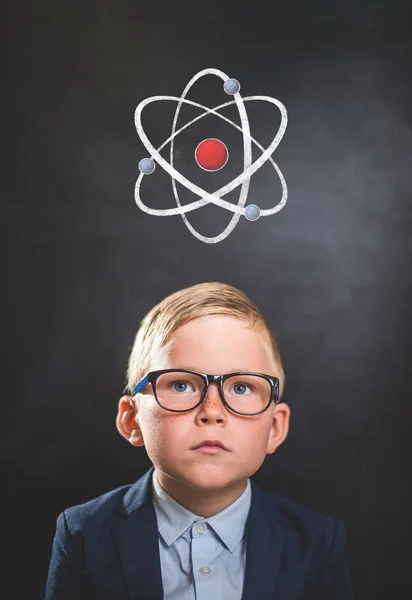 Kind Und Atom Gegen Tafel Erkunden Sie Diese Großartige Welt — Stockfoto