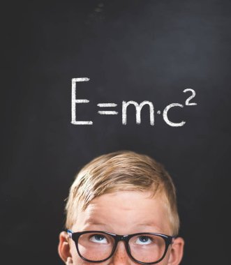 Okula dönelim. Gözbebeği ve matematik. Kara tahtanın yanında gözlüklü dahi çocuk..