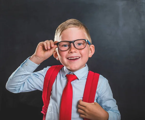 Menino Feliz Óculos Uniforme Com Mochila Grande Divertindo Contra Quadro — Fotografia de Stock