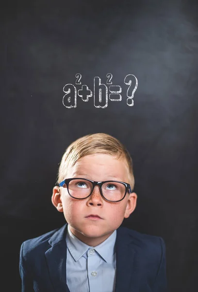 Kleines Schulkind Mit Brille Hat Eine Glänzende Idee Klug Denkender — Stockfoto