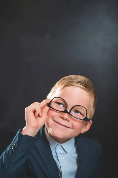 戴眼镜的有趣的小男孩 玩得开心点回学校去吧穿制服的儿童 — 图库照片