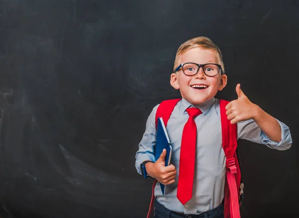 Retourne École Garçon Cheveux Blonds Dans Des Lunettes Uniforme Scolaire — Photo