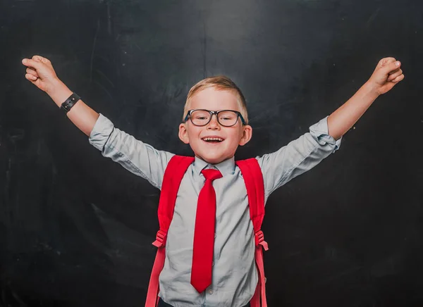 Petit Gagné Joyeux Garçon Célébrant Être Gagnant Elève École Primaire — Photo