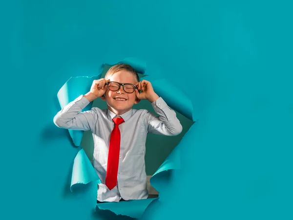 Criança Incrédula Nerd Óculos Quebrando Parede Papel Azul Criança Uniforme — Fotografia de Stock