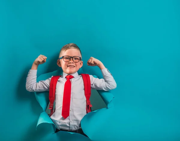 Barnpojke Med Bok Och Väska Bryter Igenom Gul Pappervägg Glad — Stockfoto