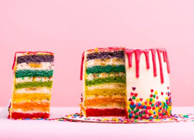 Gökkuşağı pastası. Katmanların farklı renkleri. Sıra dışı kek. Bir kat karamel sünger keki başarıyla vurguluyor. Pasta şefi pastayı kesti.