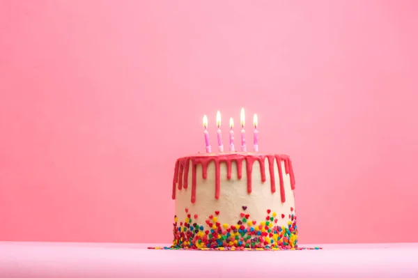 Tårta Med Rosa Choklad Dekoration Rosa Bakgrund Fem Ljus Grattis — Stockfoto