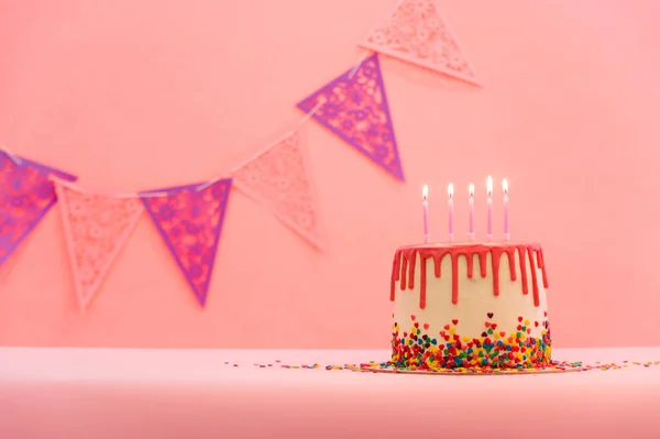 Geburtstagstorte Mit Bunter Dekoration Kuchen Mit Rosa Schokolade Auf Rosa — Stockfoto