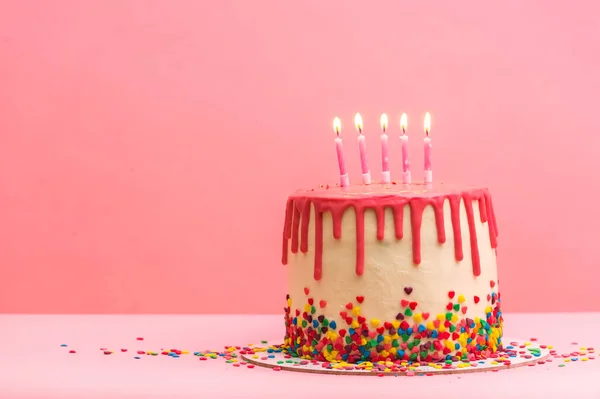 蛋糕和礼物 女孩生日 母亲节 五支蜡烛的粉色蛋糕 甜蜜的派对 文字的位置 生日快乐和假期的概念 祝贺你 — 图库照片