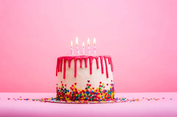 粉色背景的5支生日蜡烛 用粉红背景的粉红巧克力装饰蛋糕 五支蜡烛生日快乐Happy Birthday 甜甜的甜点女孩生日聚会 — 图库照片