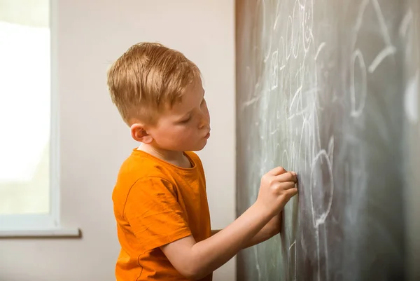 Niño Escribiendo Pizarra Vuelta Escuela Niño Con Tiza Mano Clase —  Fotos de Stock