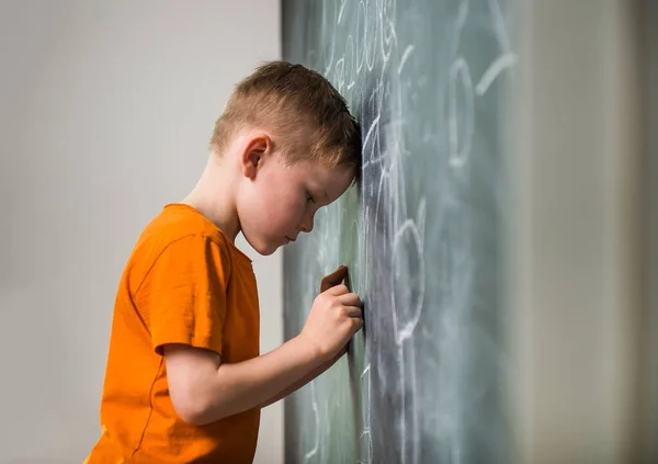 Ragazzo Triste Con Testa Sulla Lavagna Difficile Capire Torniamo Scuola — Foto Stock