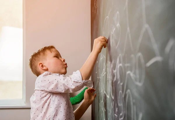 写在黑板上拿粉笔的孩子教育 回学校去 — 图库照片