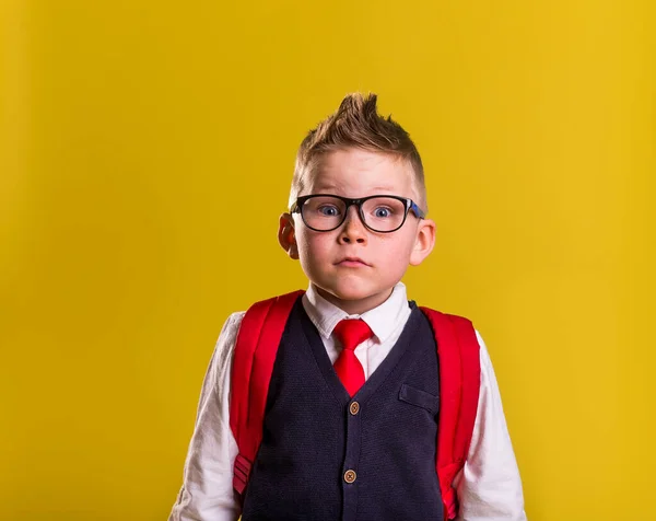 Torniamo Scuola Bambino Uniforme Con Borsa Grande Divertente Scolaro Occhiali — Foto Stock