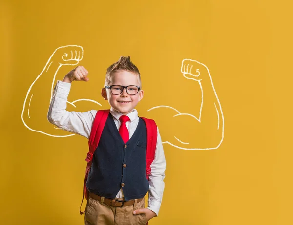 Niño Fuerte Confiado Con Músculos Dibujados Pizarra Niño Uniforme Listo — Foto de Stock