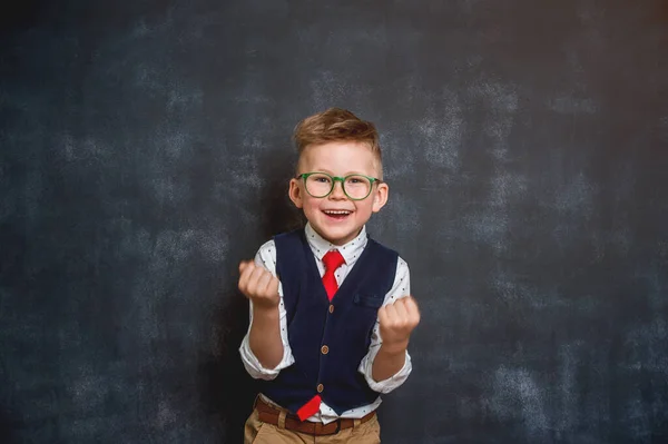 Dzieciak Dający Kciuki Górę Uśmiechający Się Tle Tak Wygraj Koncepcję — Zdjęcie stockowe