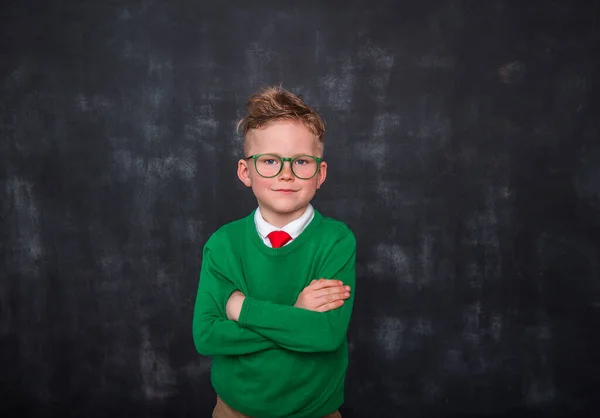 小商人看上去很自信，很镇定。回学校去穿着眼镜和制服的小男孩。回学校去. — 图库照片