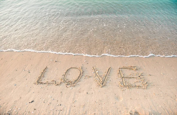 情人节这天 在沙滩上的沙滩上 爱这个词 快乐的结局海浪 — 图库照片