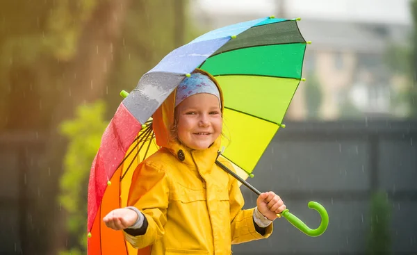 Niña Con Impermeable Amarillo Caminando Bajo Lluvia Tiempo Feliz Niño — Foto de Stock