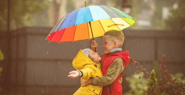 Kleine Jungen Und Mädchen Spielen Unter Der Herbstdusche Glückliche Zeit — Stockfoto